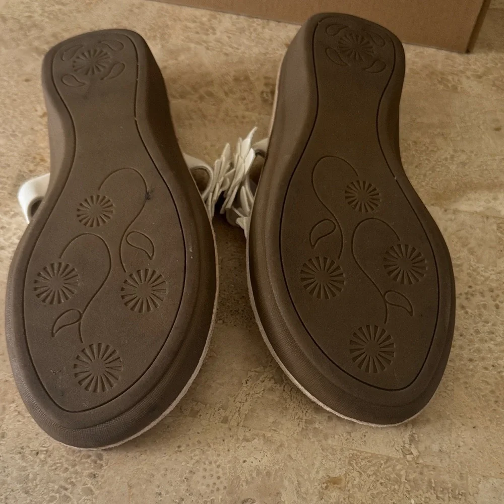 Cliffs by WHITE MOUNTAIN White Floral Sandals - Picture 3 of 5